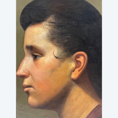 Porträt einer jungen Frau im Profil