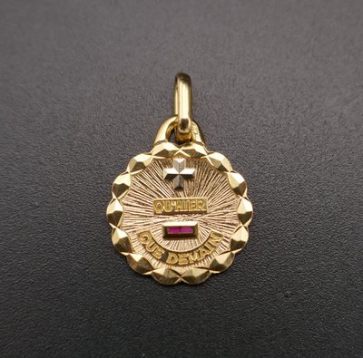 Augis Médaille d'Amour Et Rubis, Or 18 Carats.