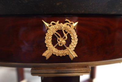Tavolo con piedistallo in mogano stile Impero