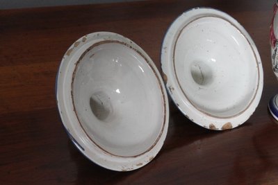 Ancienne paire de pots à épices en terre cuite du XVIIIe siècle à festons en relief. Mis h 23 