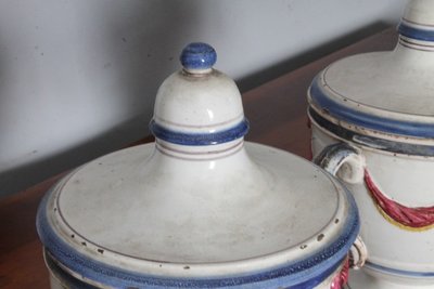 Ancienne paire de pots à épices en terre cuite du XVIIIe siècle à festons en relief. Mis h 23 