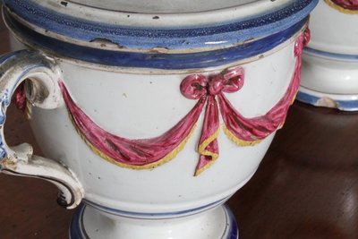 Ancienne paire de pots à épices en terre cuite du XVIIIe siècle à festons en relief. Mis h 23 