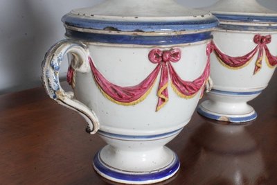 Ancienne paire de pots à épices en terre cuite du XVIIIe siècle à festons en relief. Mis h 23 