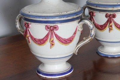Ancienne paire de pots à épices en terre cuite du XVIIIe siècle à festons en relief. Mis h 23 