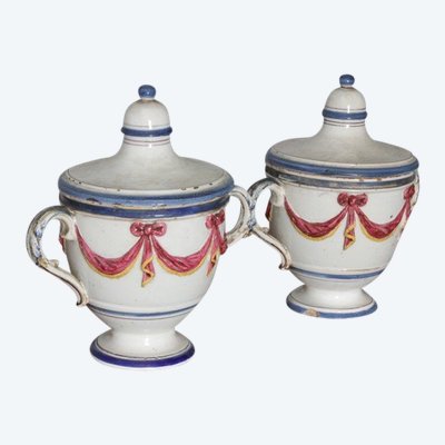Ancienne paire de pots à épices en terre cuite du XVIIIe siècle à festons en relief. Mis h 23 