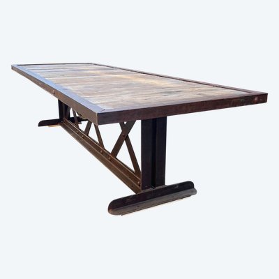 Table with oak top and cast iron base