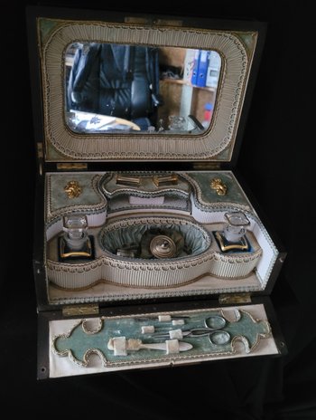 Napoleon 3 sewing kit, interior in good condition