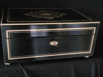 Napoleon 3 sewing kit, interior in good condition