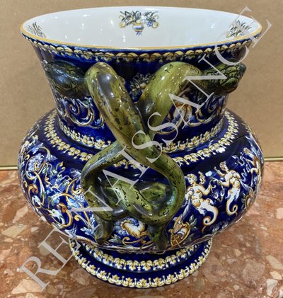 Important vase pansu à anses en forme de serpent en faience fine de Gien