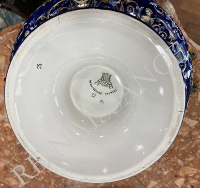 Important vase pansu à anses en forme de serpent en faience fine de Gien