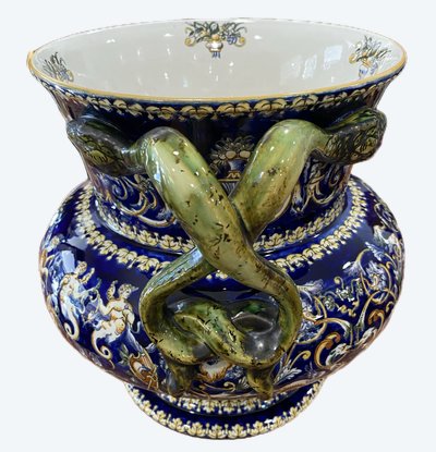 Important vase pansu à anses en forme de serpent en faience fine de Gien