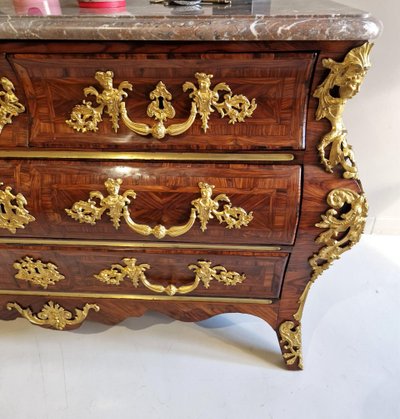 Commode Tombeau Fortement Galbée En Bois De Violette – Début Régence