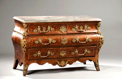 Commode Tombeau Fortement Galbée En Bois De Violette – Début Régence
