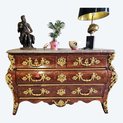 Commode Tombeau Fortement Galbée En Bois De Violette – Début Régence