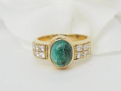 Anello in oro giallo e smeraldo