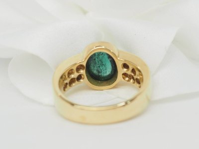 Anello in oro giallo e smeraldo