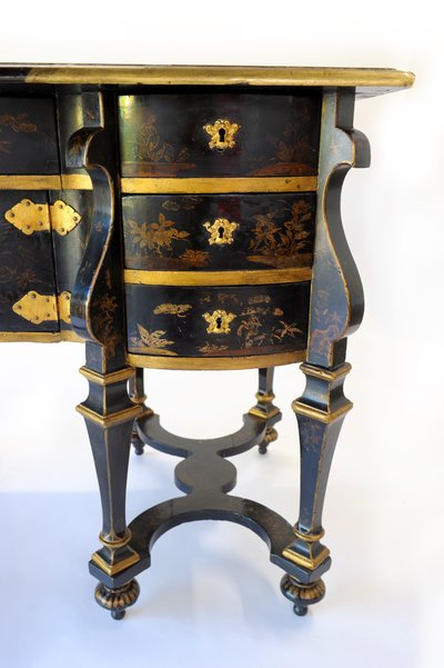 Mazarin-Schreibtisch mit schwarzem Hintergrund und Goldverzierung - Zeit Ludwigs XIV. - Um 1680