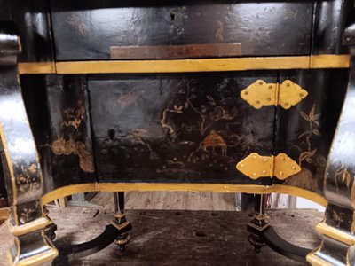 Mazarin-Schreibtisch mit schwarzem Hintergrund und Goldverzierung - Zeit Ludwigs XIV. - Um 1680