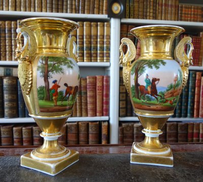 Coppia di vasi ornamentali Impero con decoro a cavallo - Porcellana di Parigi - Periodo Restaurazione
