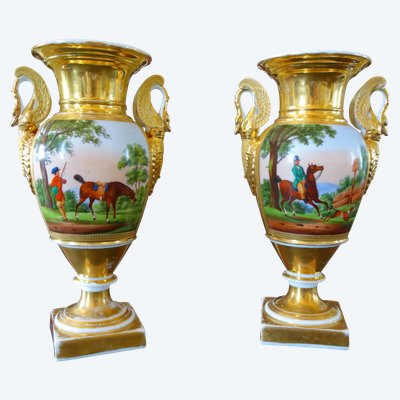 Coppia di vasi ornamentali Impero con decoro a cavallo - Porcellana di Parigi - Periodo Restaurazione