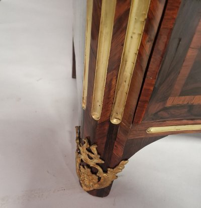 Cassettiera con frontale curvo in lastra di intarsio - periodo Regency