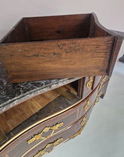 Cassettiera con frontale curvo in lastra di intarsio - periodo Regency
