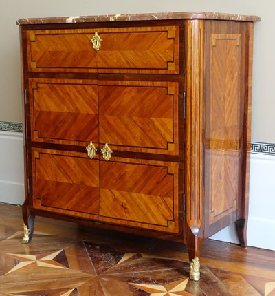 Übergangszeit-Kartonschrank mit Intarsienarbeit