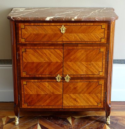 Übergangszeit-Kartonschrank mit Intarsienarbeit