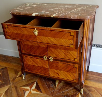 Übergangszeit-Kartonschrank mit Intarsienarbeit