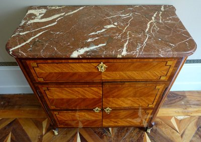 Übergangszeit-Kartonschrank mit Intarsienarbeit