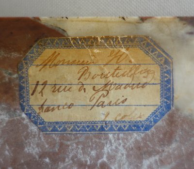 Übergangszeit-Kartonschrank mit Intarsienarbeit