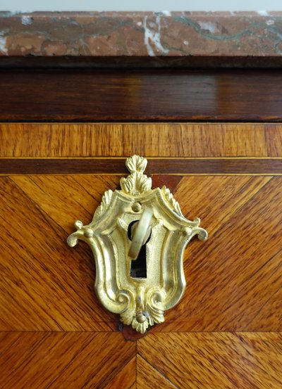 Übergangszeit-Kartonschrank mit Intarsienarbeit