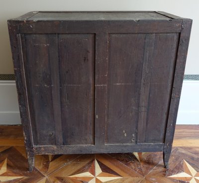 Übergangszeit-Kartonschrank mit Intarsienarbeit