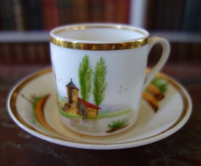 Tazza da caffè in stile Impero in porcellana parigina dorata con oro zecchino e paesaggio di castello - circa 1820