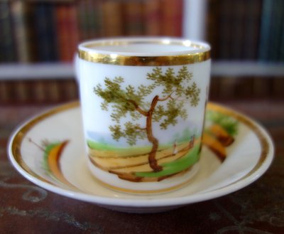 Tazza da caffè in stile Impero in porcellana parigina dorata con oro zecchino e paesaggio di castello - circa 1820