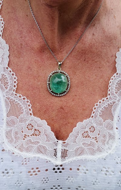 Anhänger Mit Smaragd In Cabochon Und Diamanten Besetzt