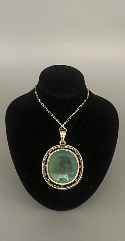Anhänger Mit Smaragd In Cabochon Und Diamanten Besetzt