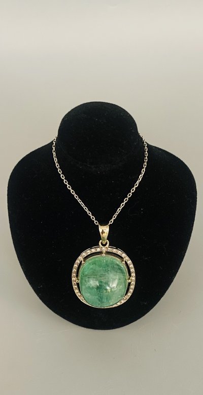 Anhänger Mit Smaragd In Cabochon Und Diamanten Besetzt