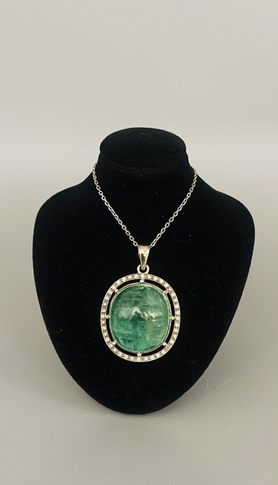 Anhänger Mit Smaragd In Cabochon Und Diamanten Besetzt