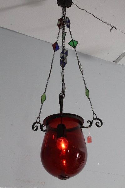 Lustre ancien en verre rouge de la fin du 19ème siècle ! Mesure h 82 cm l 30 cm