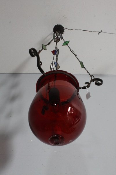 Lustre ancien en verre rouge de la fin du 19ème siècle ! Mesure h 82 cm l 30 cm