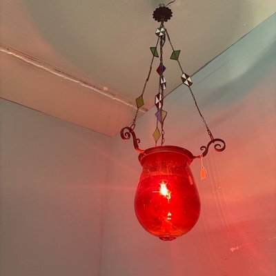 Lustre ancien en verre rouge de la fin du 19ème siècle ! Mesure h 82 cm l 30 cm