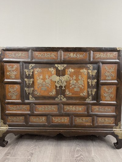 Cabinet Coréen Ancien En Bois Laqué Et Incrustations Métalliques, Fin XIXe Siècle