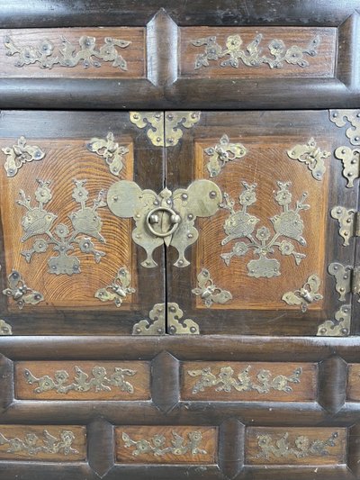 Cabinet Coréen Ancien En Bois Laqué Et Incrustations Métalliques, Fin XIXe Siècle