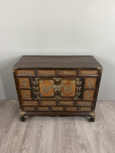 Cabinet Coréen Ancien En Bois Laqué Et Incrustations Métalliques, Fin XIXe Siècle