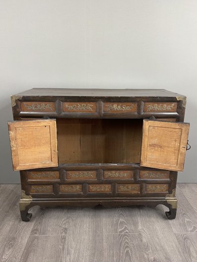 Cabinet Coréen Ancien En Bois Laqué Et Incrustations Métalliques, Fin XIXe Siècle