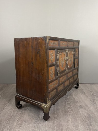 Cabinet Coréen Ancien En Bois Laqué Et Incrustations Métalliques, Fin XIXe Siècle