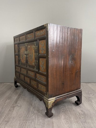Cabinet Coréen Ancien En Bois Laqué Et Incrustations Métalliques, Fin XIXe Siècle