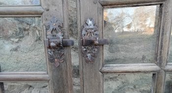 Two antiche porte di quercia del 17° secolo con porta a libro per finestre in legno