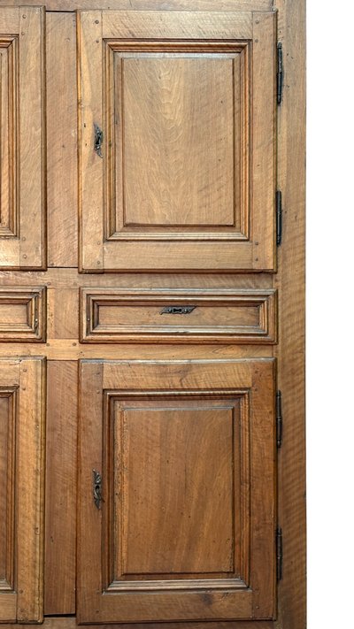 Zweischaliges Sideboard aus Nussbaum 1700